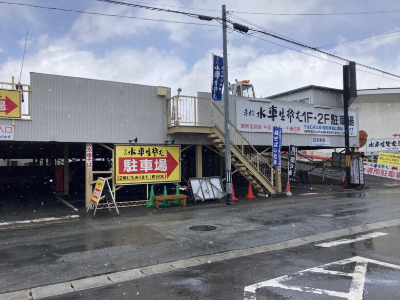 店の裏の立体駐車場の写真