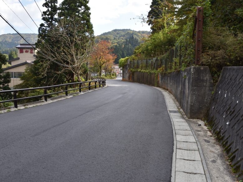 共同駐車場から温泉街に向かう坂道