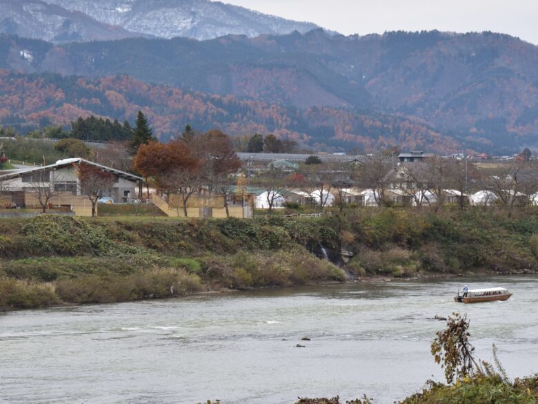 クアハウス碁点の前を進む川下り舟